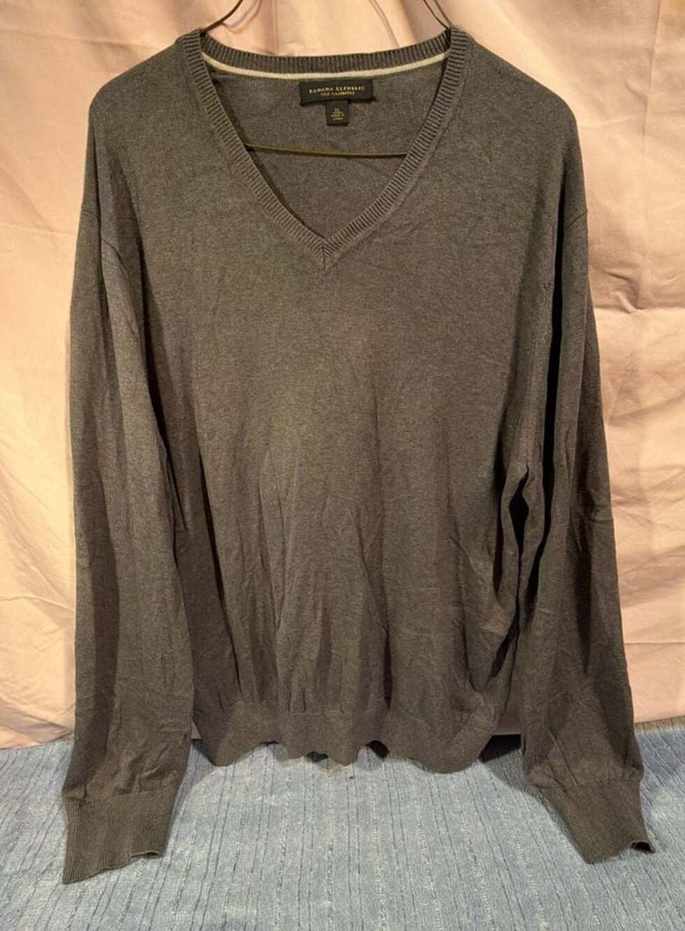 Banana Republic Silk Cashmere V-Neck Sweater 
Size XL